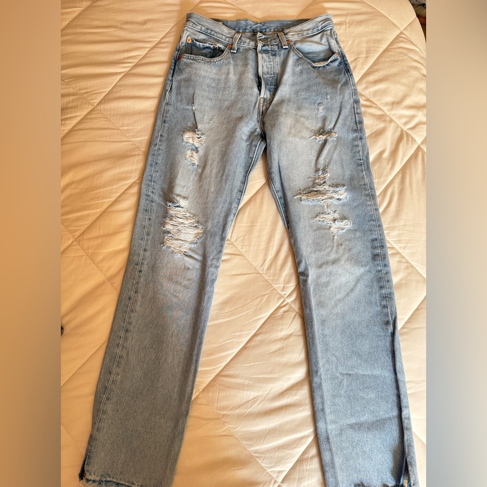 Levi’s- Light Blue Distressed Jeans
